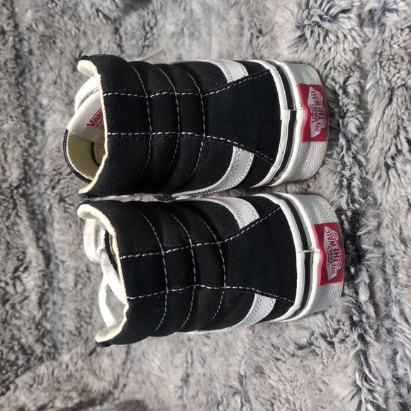 Vans Black and White High-Top Sneakers Kids Sz 3.5​ - Picture 3 of 5